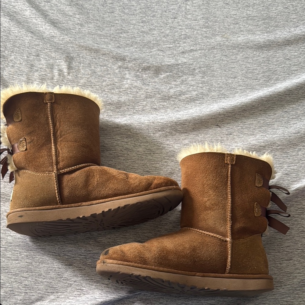 UGG Australia Bailey Bow in Chestnut (Size US 6 kids, Women's 8)